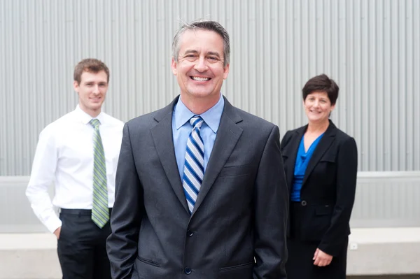 Happy business team op kantoor — Stockfoto