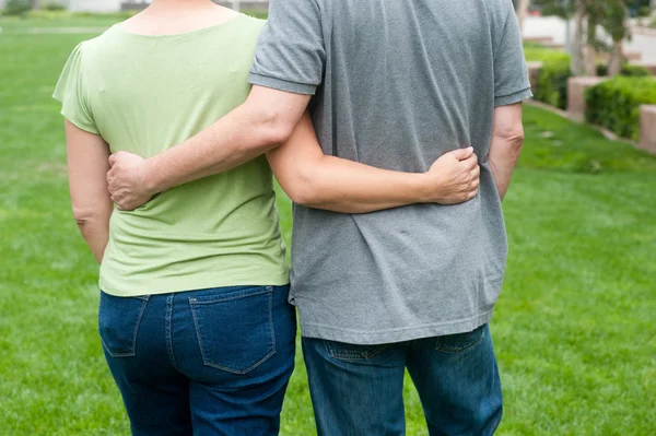 Personas mayores pareja en el parque —  Fotos de Stock