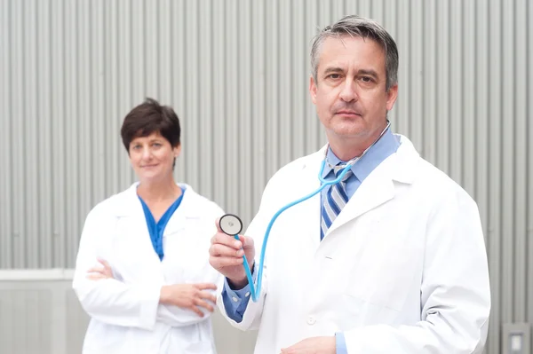 Reife Ärztin im Krankenhaus — Stockfoto