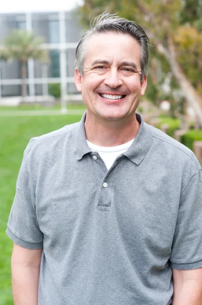 Casual portrait of a mature, happy man — Stock Photo, Image