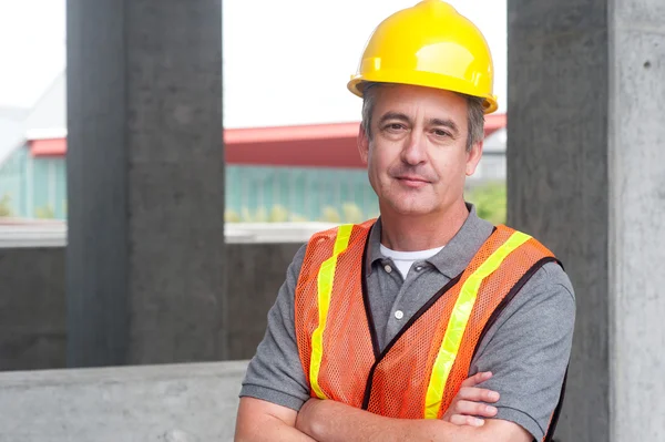 Retrato de un trabajador de la construcción feliz —  Fotos de Stock