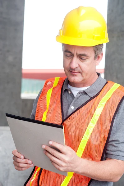 Porträt eines glücklichen Bauarbeiters — Stockfoto