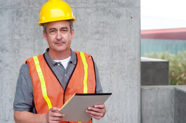 Retrato de un trabajador de la construcción feliz —  Fotos de Stock