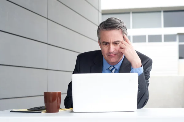 Zakenman onder stress, vermoeidheid en hoofdpijn — Stockfoto