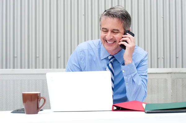 Porträtt av en glad affärsman på telefon — Stockfoto