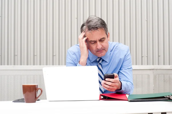 Zakenman onder stress, vermoeidheid en hoofdpijn — Stockfoto