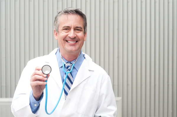 Médico sonriendo en el hospital — Foto de Stock