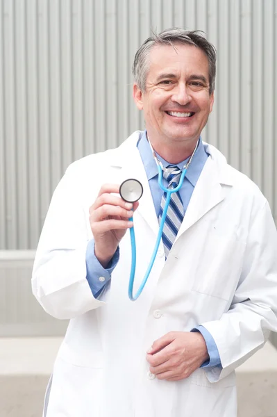 Doctor smiling in hospital — Stock Photo, Image