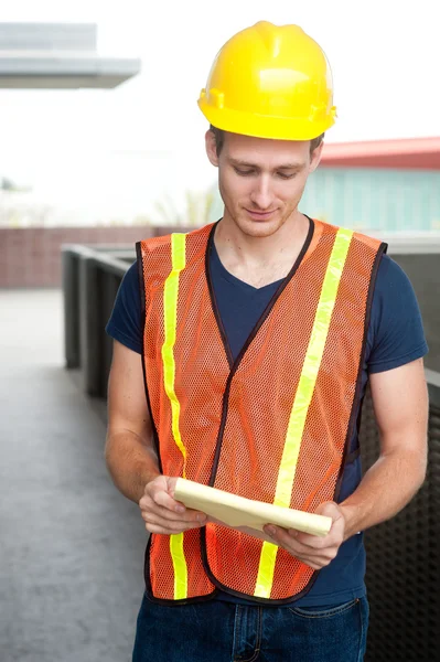 Porträt eines glücklichen Bauarbeiters — Stockfoto
