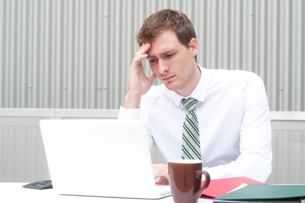 Porträt eines hübschen jungen Geschäftsmannes — Stockfoto