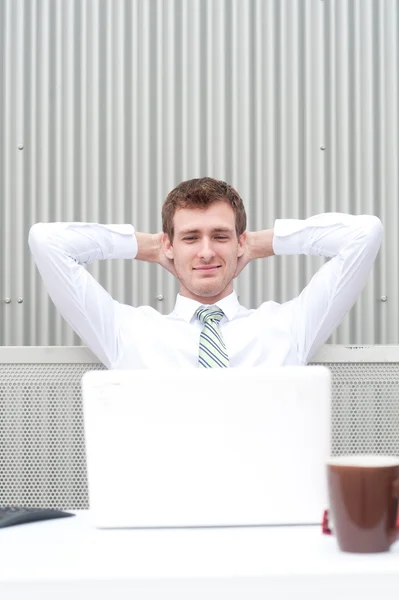 Retrato de un joven hombre de negocios guapo relajante — Foto de Stock