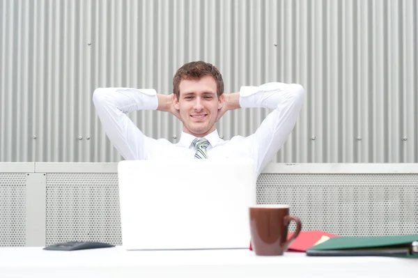 Retrato de um belo jovem empresário relaxante — Fotografia de Stock