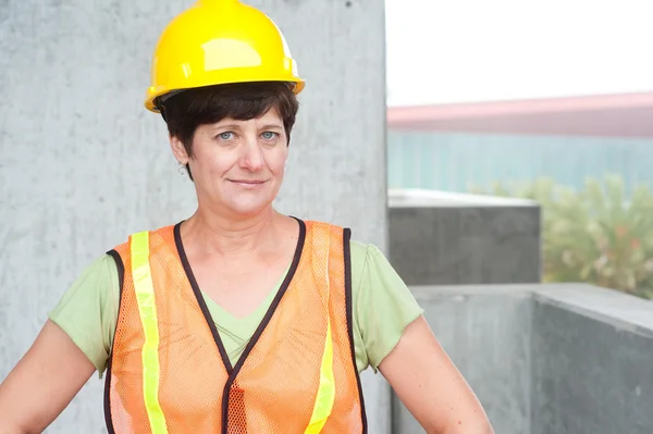 Mujer trabajadora de la construcción en sombrero duro —  Fotos de Stock