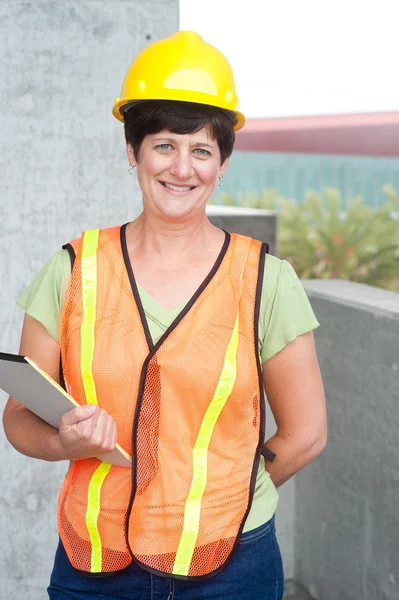 女人的安全帽的建筑工人 — 图库照片