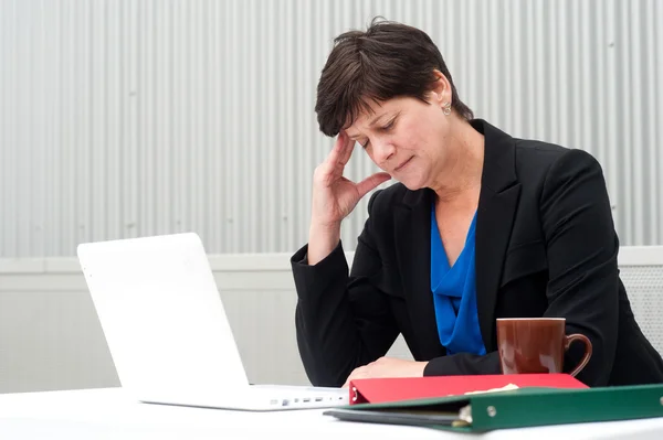 Mujer de negocios bajo estrés, fatiga y dolor de cabeza —  Fotos de Stock