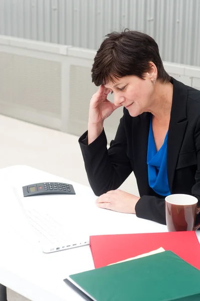 Zakenvrouw onder stress, vermoeidheid, en hoofdpijn — Stockfoto