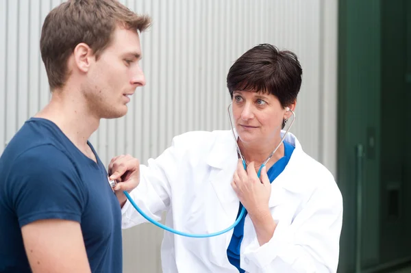 Portrait de femme médecin avec patient — Photo