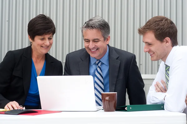办公室里快乐的商业团队 免版税图库图片