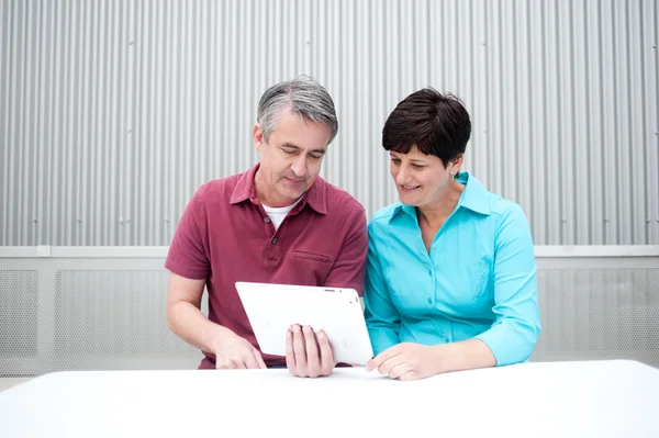 Ouder paar met Tablet PC Rechtenvrije Stockfoto's