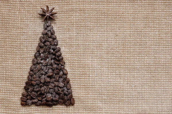 Weihnachtsbaum schneebedeckt auf Sack Hintergrund — Stockfoto