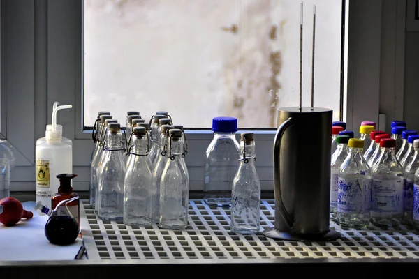 Botellas, frascos y equipos de laboratorio — Foto de Stock