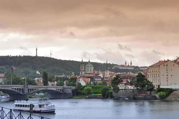 Prag yağmurlu cityscape — Stok fotoğraf