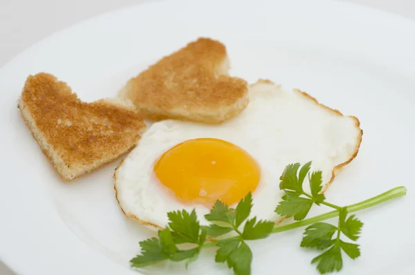 Kalp şeklinde tost ile kızarmış yumurta — Stok fotoğraf