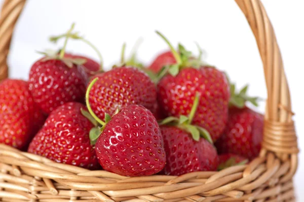 Fresas en cesta sobre fondo blanco —  Fotos de Stock