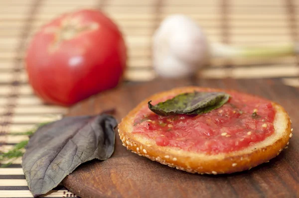Tostada mit Tomatensauce — Stockfoto
