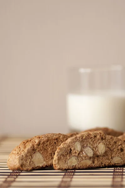 Leckere Cantuccini-Kekse und ein Glas Milch — Stockfoto