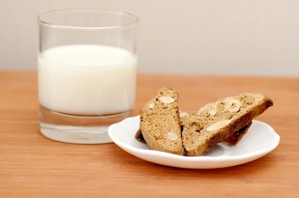 Deliciosos biscoitos cantuccini e copo de leite — Fotografia de Stock