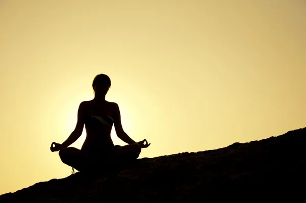 Yoga berpose saat matahari terbit — Stok Foto