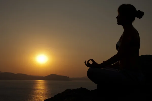 Yoga houdingen bij zonsopgang — Stockfoto