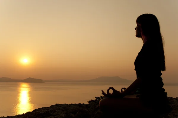 Yoga houdingen bij zonsopgang — Stockfoto