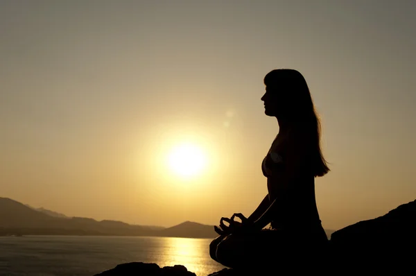 Пози йоги при сходом сонця — стокове фото