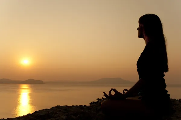 Пози йоги при сходом сонця — стокове фото