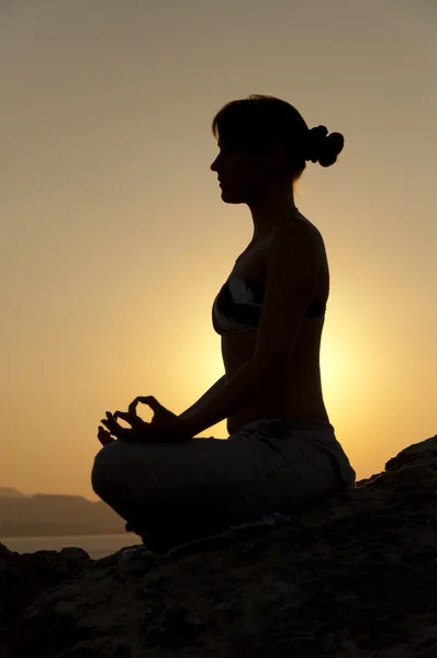 Silueta de postura de yoga al amanecer —  Fotos de Stock