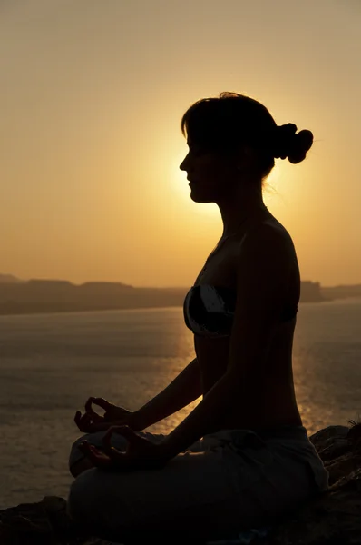 Yoga vormen silhouet bij zonsopgang — Stockfoto