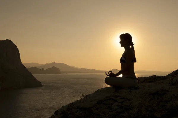 Yoga vormen silhouet bij zonsopgang — Stockfoto