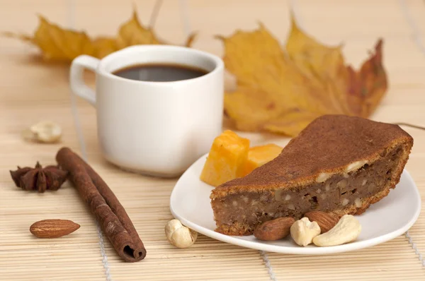 Torta di zucca servita con una tazza di caffè — Foto Stock