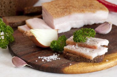 Tuzlanmış domuz yağı (salo) siyah ekmek üzerinde
