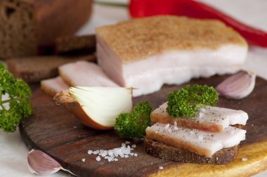 Tuzlanmış domuz yağı (salo) siyah ekmek üzerinde