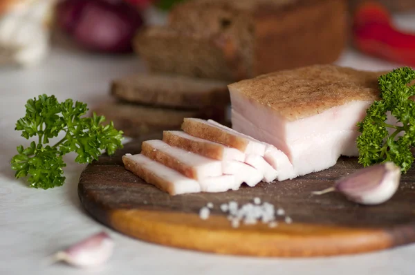Gesneden gezouten varkensvlees reuzel (salo) — Stockfoto