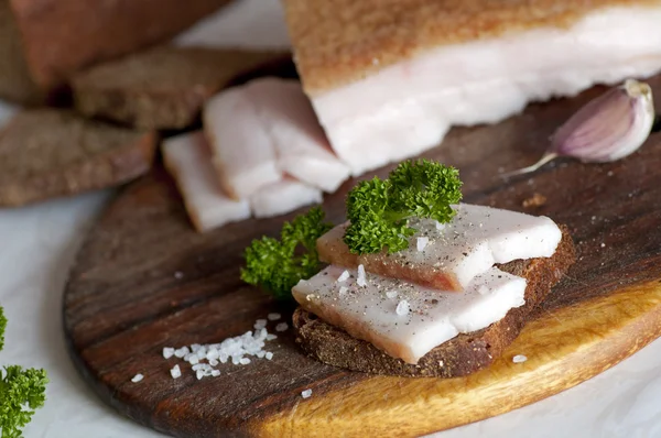 Gezouten varkensvlees reuzel (salo) op roggebrood — Stockfoto