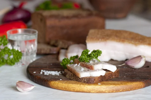Солоний свинячий салат (сало) на житньому хлібі — стокове фото