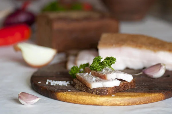Manteca de cerdo salada (salo) sobre pan de centeno —  Fotos de Stock