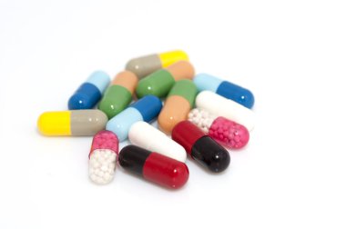 çeşitli kapsül üzerinde beyaz izole