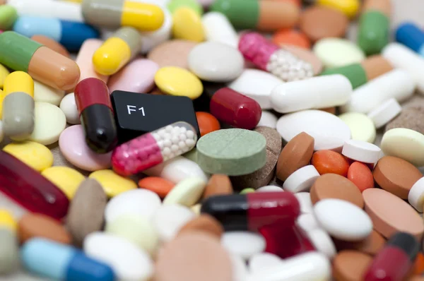 F1 (help) key among drugs (help with drugs) — Stock Photo, Image