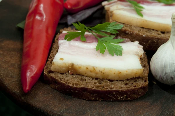 Leckeres Sandwich mit gesalzenem Schmalz (salo) — Stockfoto