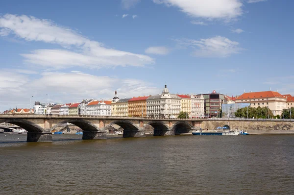 Farverige bygninger nær Vltava floden i Prag, Tjekkiet - Stock-foto